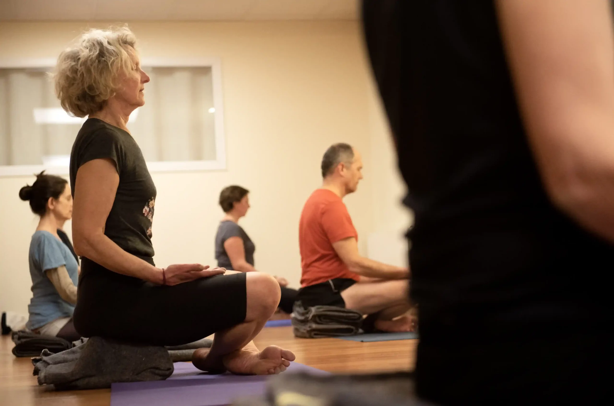 groupe de personnes faisant du yoga