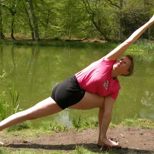 Femme ayant une posture de yoga dans la nature