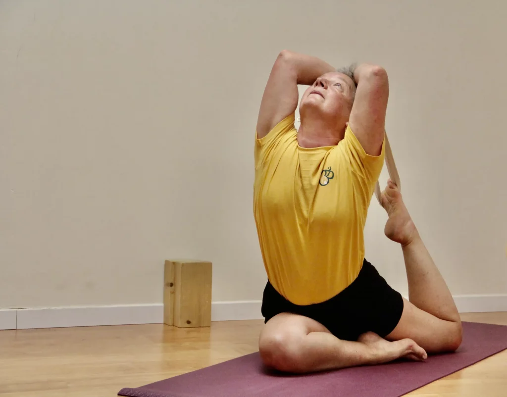 Une femme faisant une posture de yoga